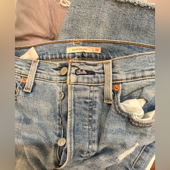 Levi’s Wedgie Straight Light Wash Raw Hem Jean Size 28 - Picture 3 of 5